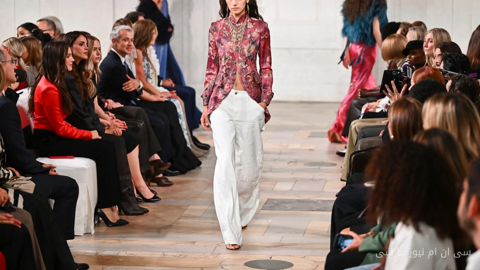 Ralph Lauren; die Manifestation der Modernität in der Romanze mit sinnlichen Formen